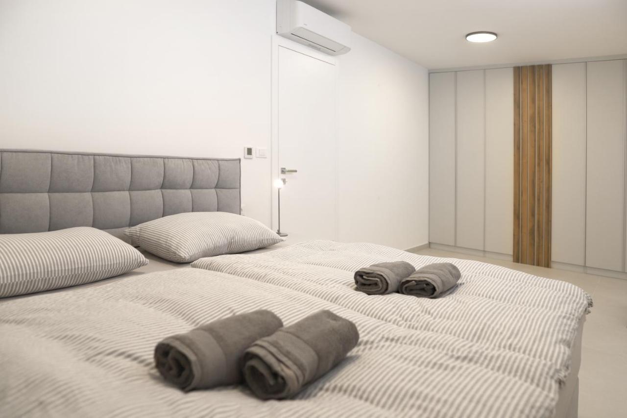 Brand New Apartment With Private Pool Njivice Eksteriør bilde