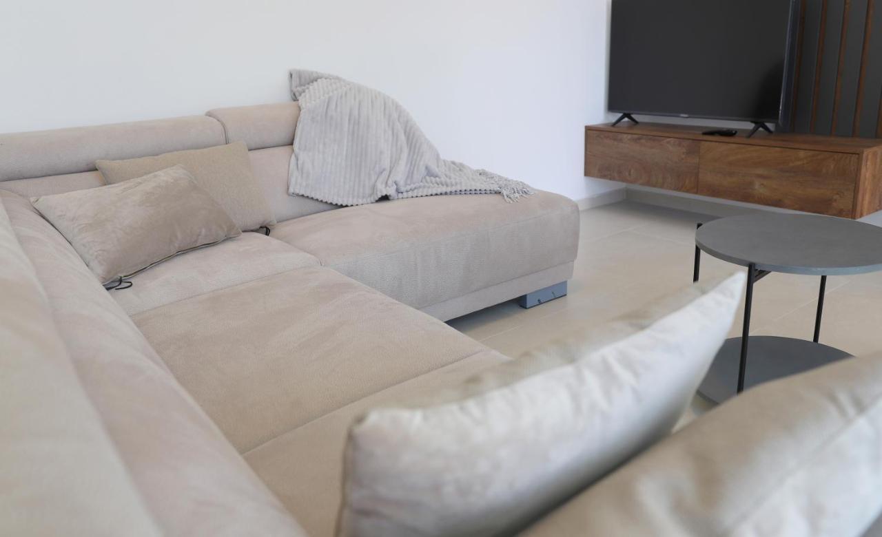 Brand New Apartment With Private Pool Njivice Eksteriør bilde